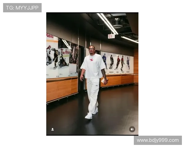 猛龙队媒体日写真展现蓄势待发气势球迷热情高涨期待新赛季 猛龙队媒体日写真展现蓄势待发气势球迷热情高涨期待新赛季