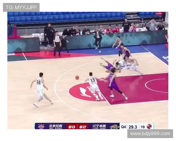 裁判阻挡姚明进攻瞬间引发争议球迷热议裁判判罚合理性